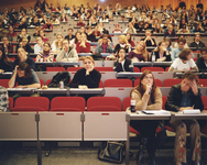 360095 Afbeelding van studenten van de Universiteit Utrecht in een collegezaal tijdens een hoorcollege.